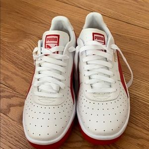 Brand new men’s size 9 white Puma’s.